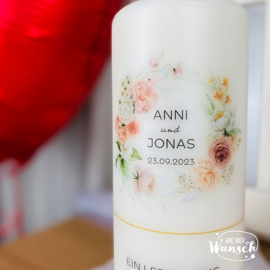 Personalisierte Hochzeitskerze mit Namen und Trauspruch zur Hochzeit - Blumenkranz
