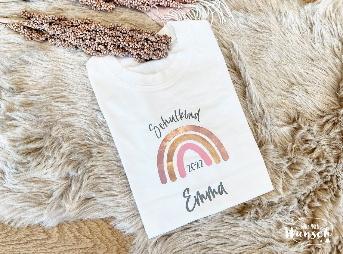 Kids Shirt - Schulkind+Regenbogen | Rosegold | Einschulung Geschenk | Erste Klasse | 100% Baumwolle | Personalisierbar | Schulkind