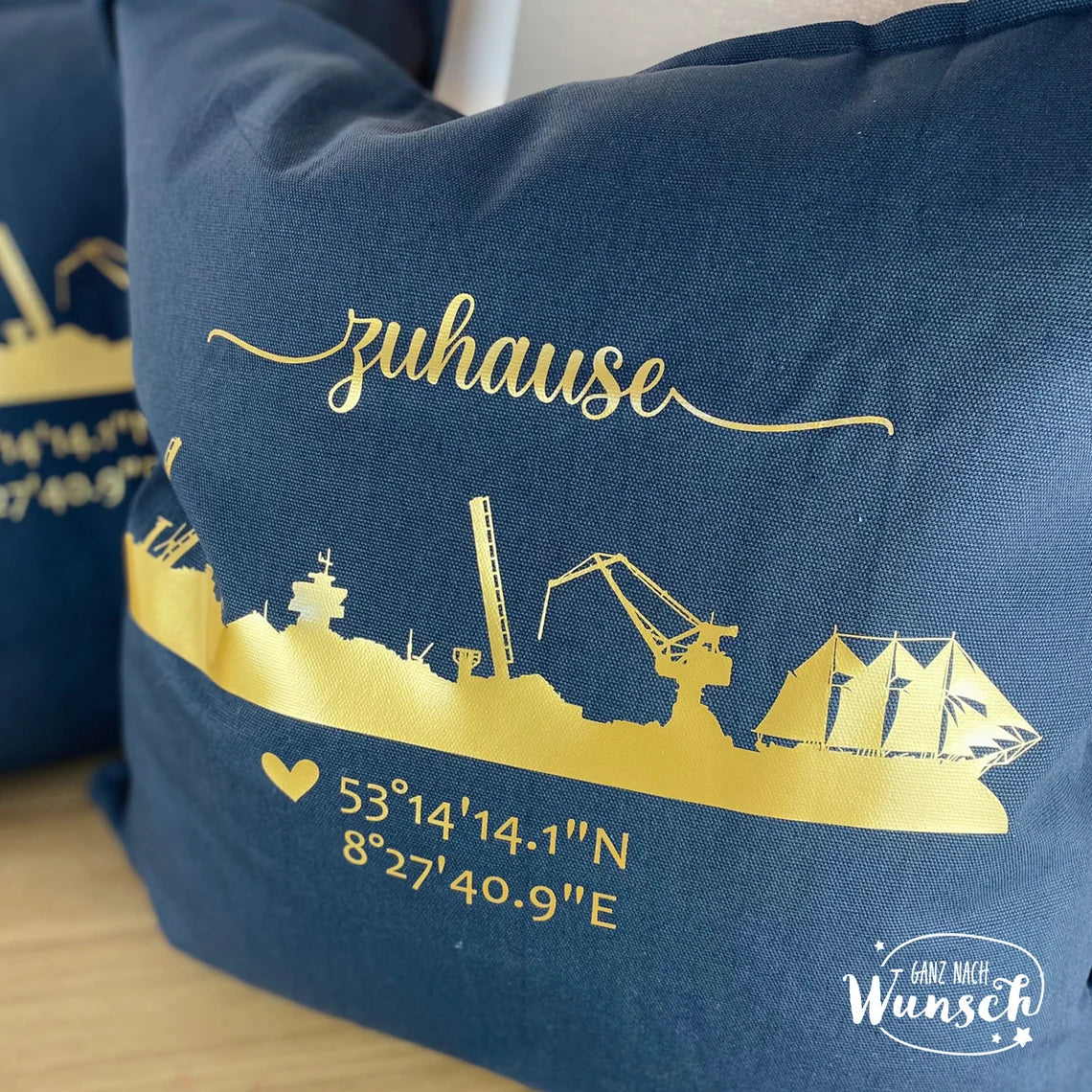 Personalisierter Kissenbezug "Zuhause" mit Skyline und Koordinaten 50x50cm